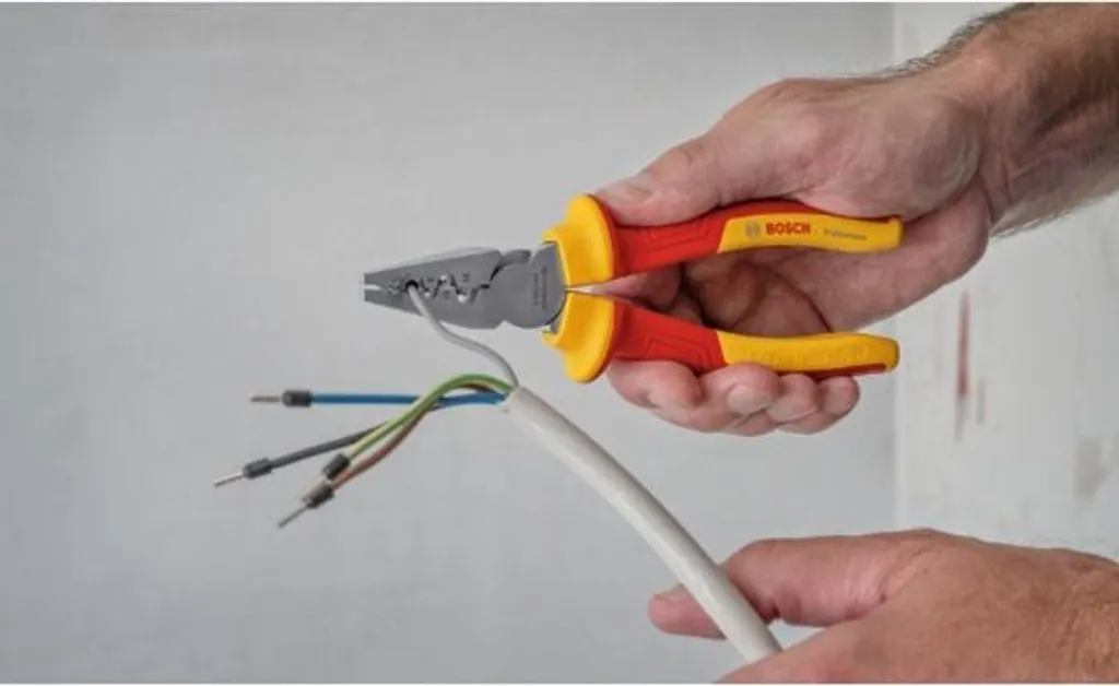 Pince à sertir isolée Bosch pour embouts de câbles électriques