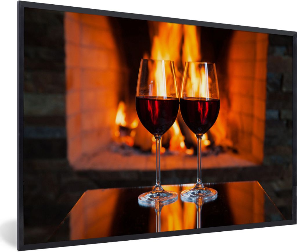 MuchoWow Gerahmtes Poster Zwei Gläser Rotwein am offenen Feuer 30x20 cm - Poster mit Schwarzem Bilderrahmen Wandposter Rahmen Foto Bilder - Kuns...