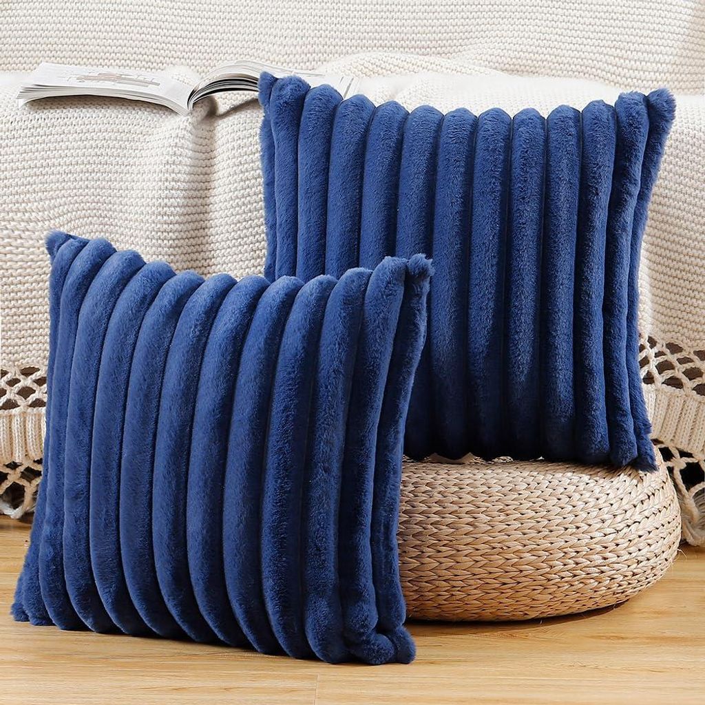 Set mit 2 dekorativen Kissenbezügen aus Kunstfell, flauschig und blau gestreift, 50 x 50 cm