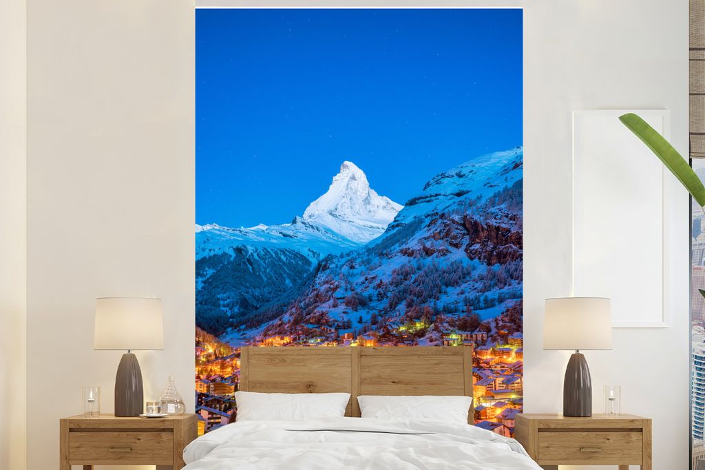 MuchoWow Fototapete für Wohnzimmer oder Schlafzimmer Wandtapete Vinyl Motivtapete Bergdorf an einem verschneiten Berg in der Schweiz - 200x300 c...