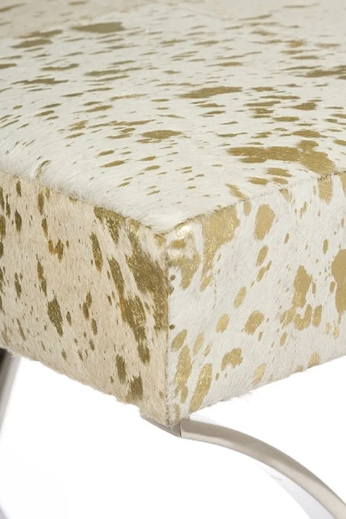 Tabouret en fourrure blanche et structure dorée pour salon moderne - 3