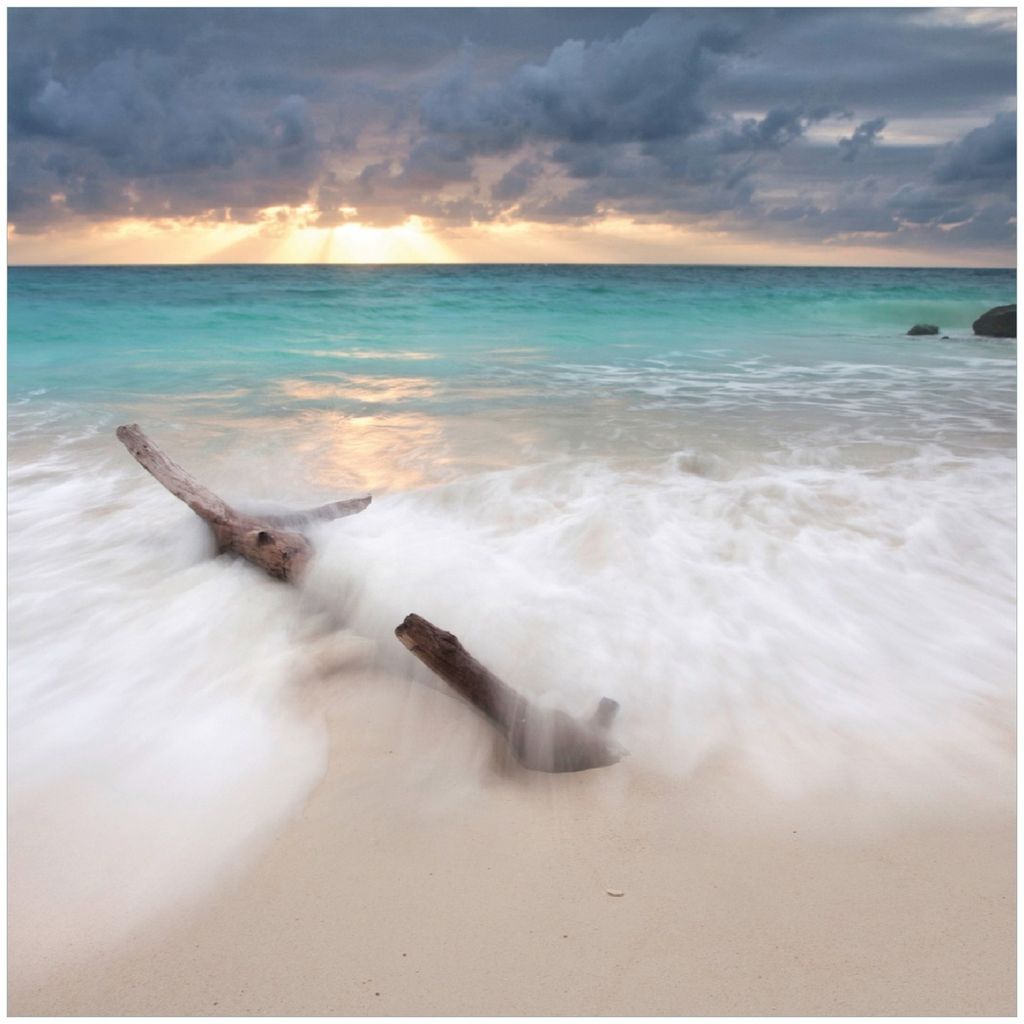 Wallario Premium Glasbild, freischwebende Optik, kräftige Farben, Größe 30 x 30 cm Motiv Wellen am Strand bei Sonnenuntergang