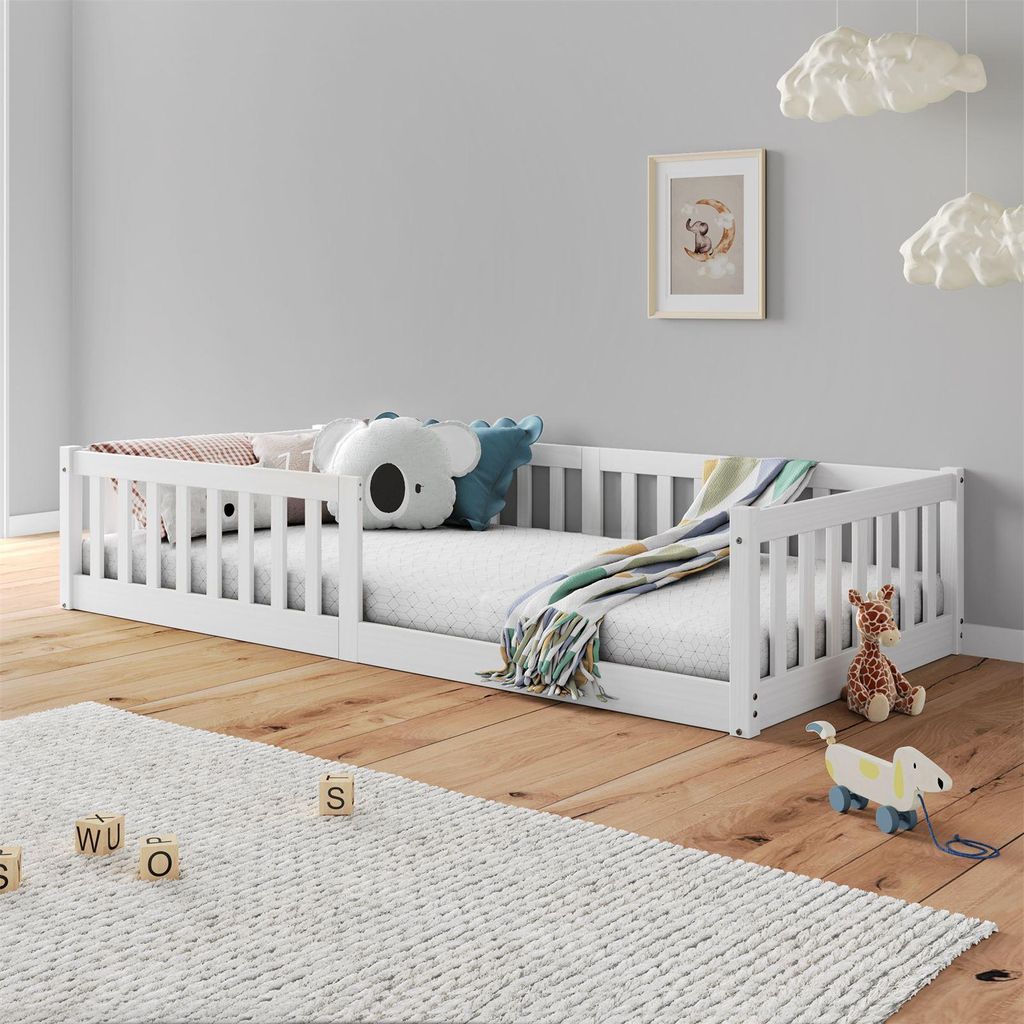 Bodenbett GUSTAVO mit Lattenrost und Rausfallschutz 90 x 190, Weiß – Montessori Kinderbett aus Massivholz, bodentiefes Einzelbett, sicherer Eins...