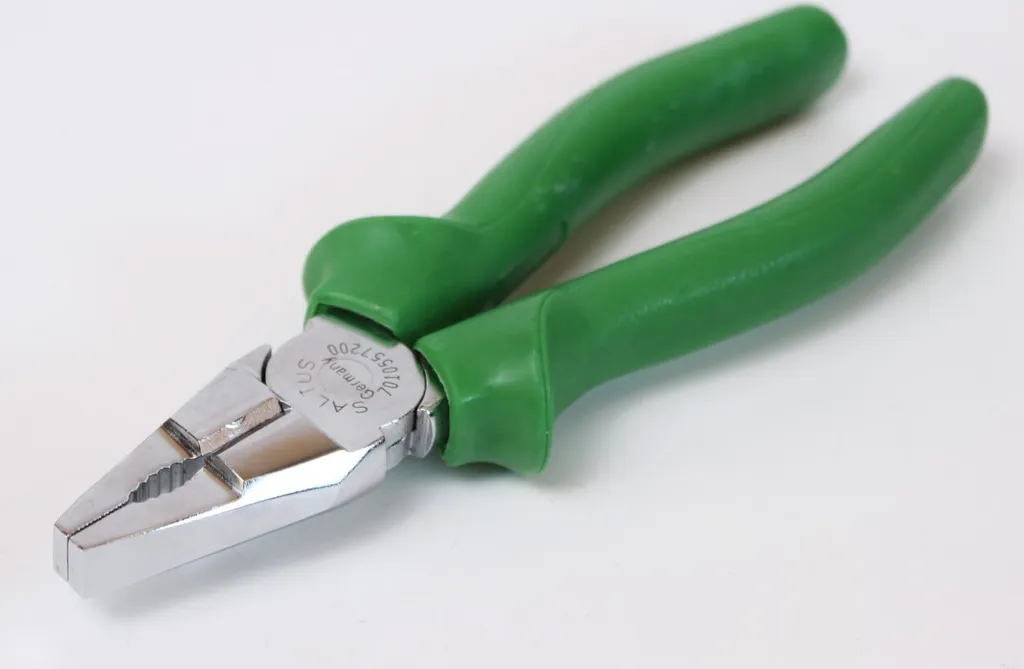 Pinza Combinata Saltus 210mm Professionale Mod. 7010557200