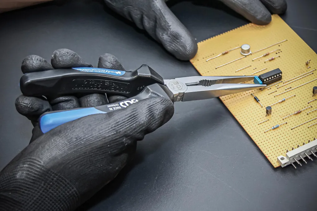 BGS Technic 672: Pinza a Becchi Lunghi 200mm - Design e Precisione - 5