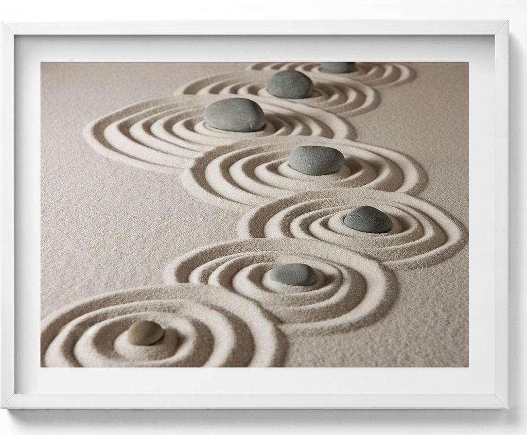 Zen - Steine auf Sandkreisen– Wandbild mit Rahmen – Gerahmtes Bild – Wanddekoration – 80x60 cm – Weiß Rahmen