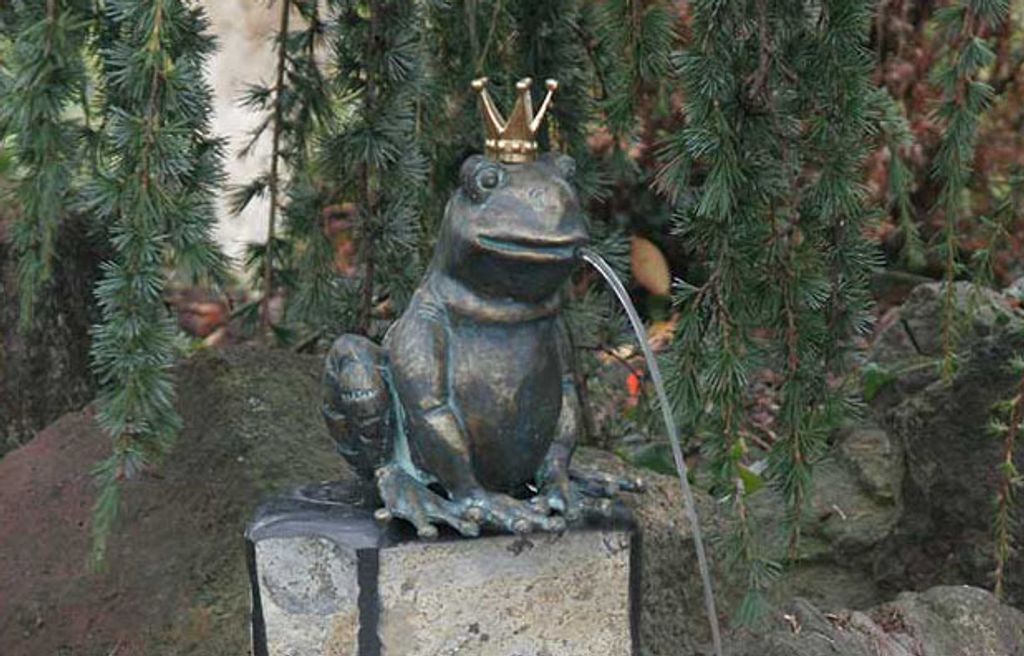 Bronzefigur Wasserspeier Froschkönig Ratomir 17cm Produktbild 