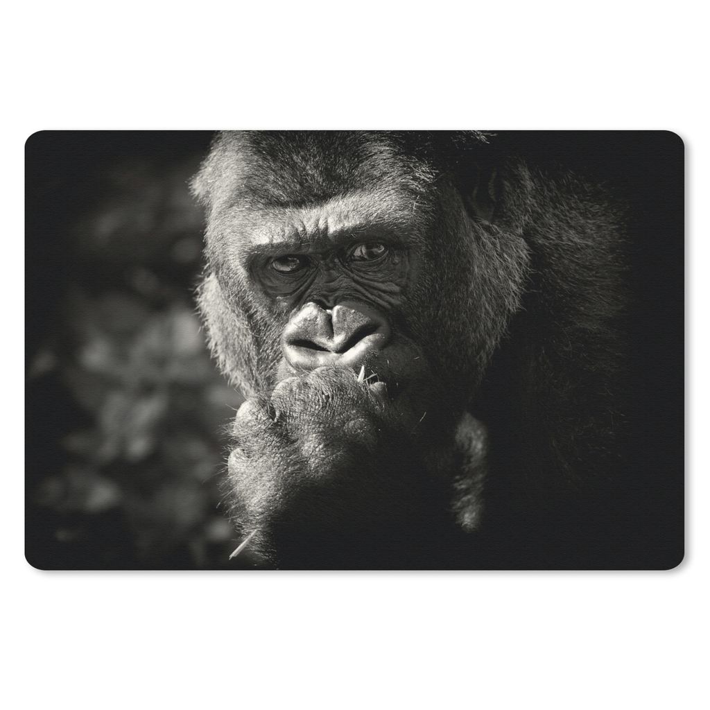 MuchoWow Schreibtischunterlage Gorilla auf schwarzem Hintergrund in Schwarz und Weiß 60x40 cm - XXL Mauspad - Großes Mauspad