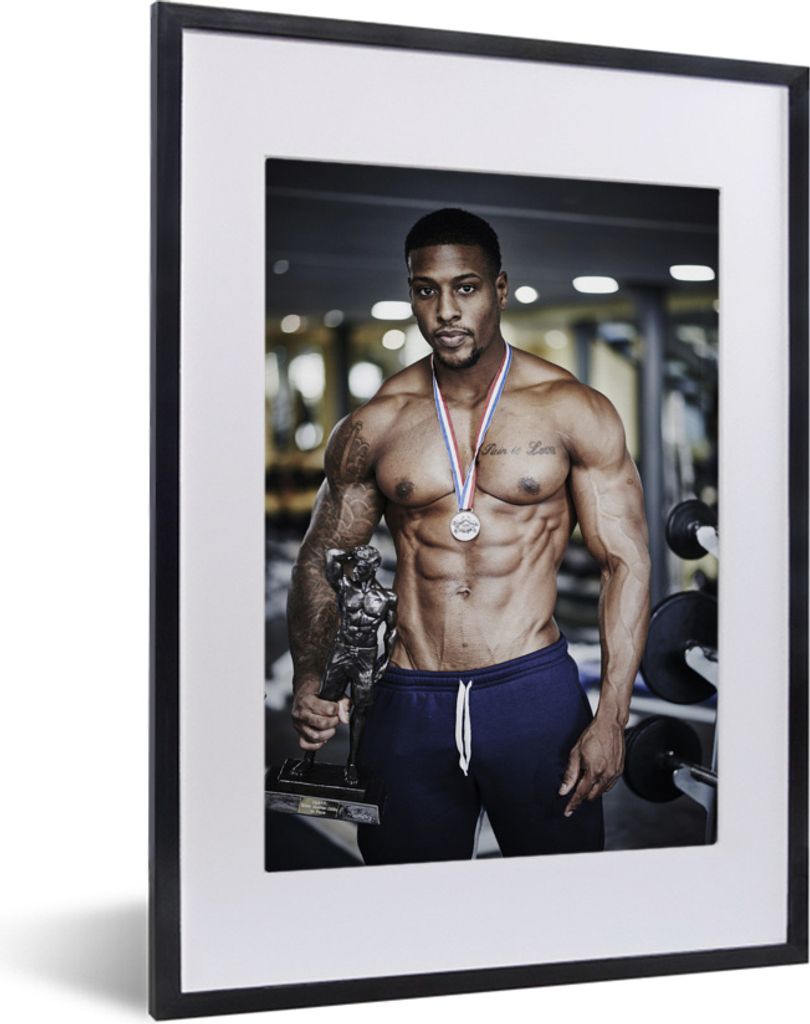 MuchoWow MuchoWow Gerahmtes Poster Ein muskulöser Mann mit einer Medaille 30x40 cm - Poster mit zchwarzem Bilderrahmen - Wandposter Schlafzimmer