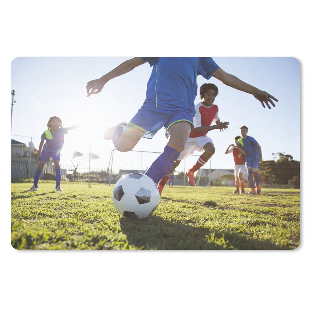 MuchoWow Schreibtischunterlage Junge spielt Fußball 60x40 cm - XXL Mauspad - Großes Mauspad