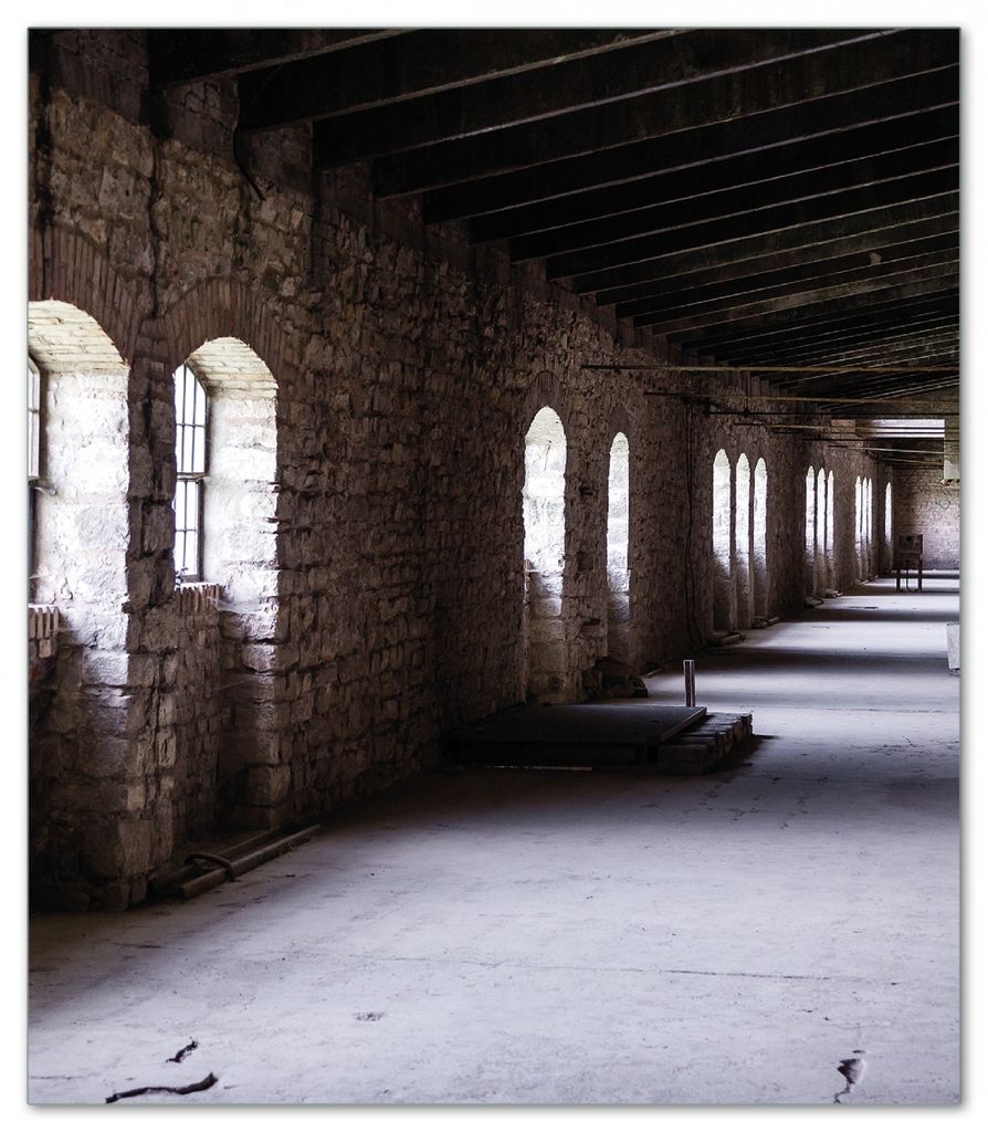 Wallario Herdabdeckplatte aus Glas, Größe 52 x 60 cm 1-teilig, Motiv Altes Bauwerk - stillgelegte Fabrik