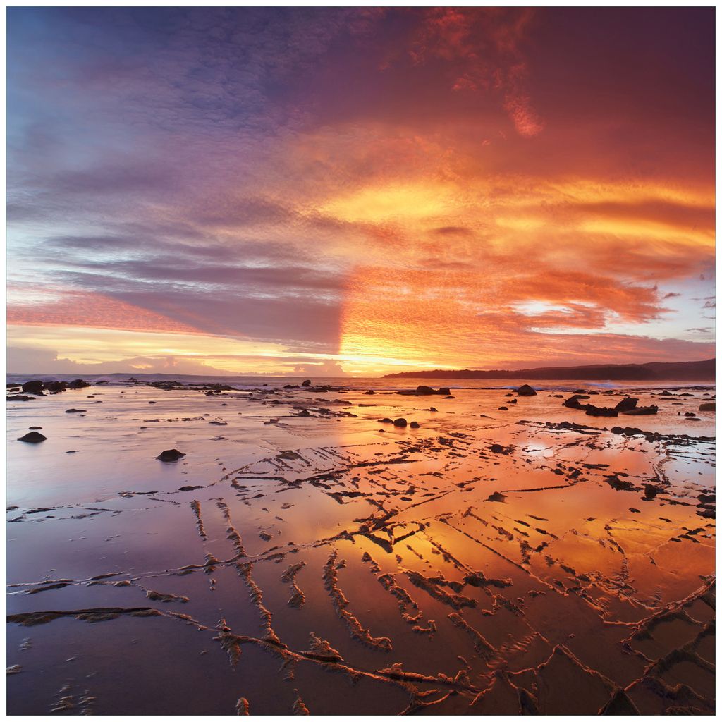 Wallario Premium Glasbild, freischwebende Optik, kräftige Farben, Größe 50 x 50 cm Motiv Wattwanderung am Meer bei Sonnenuntergang