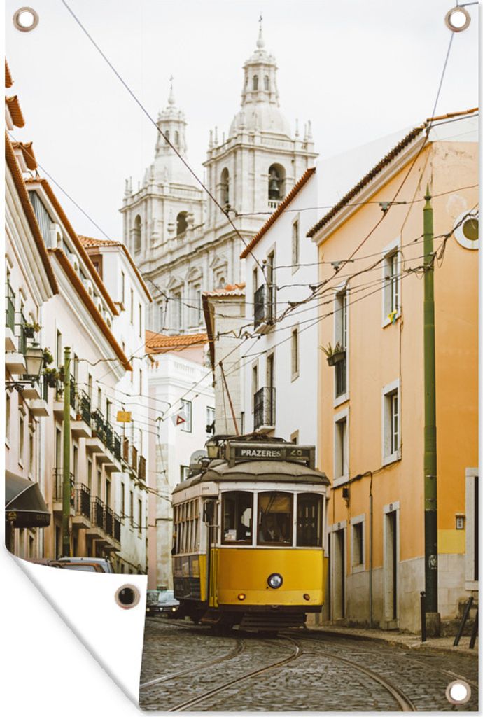 MuchoWow 60x90 cm Outdoor-Poster Gartendeko Sichtschutz Garten Poster für den Garten Die berühmte gelbe Straßenbahn fährt durch Lissabon