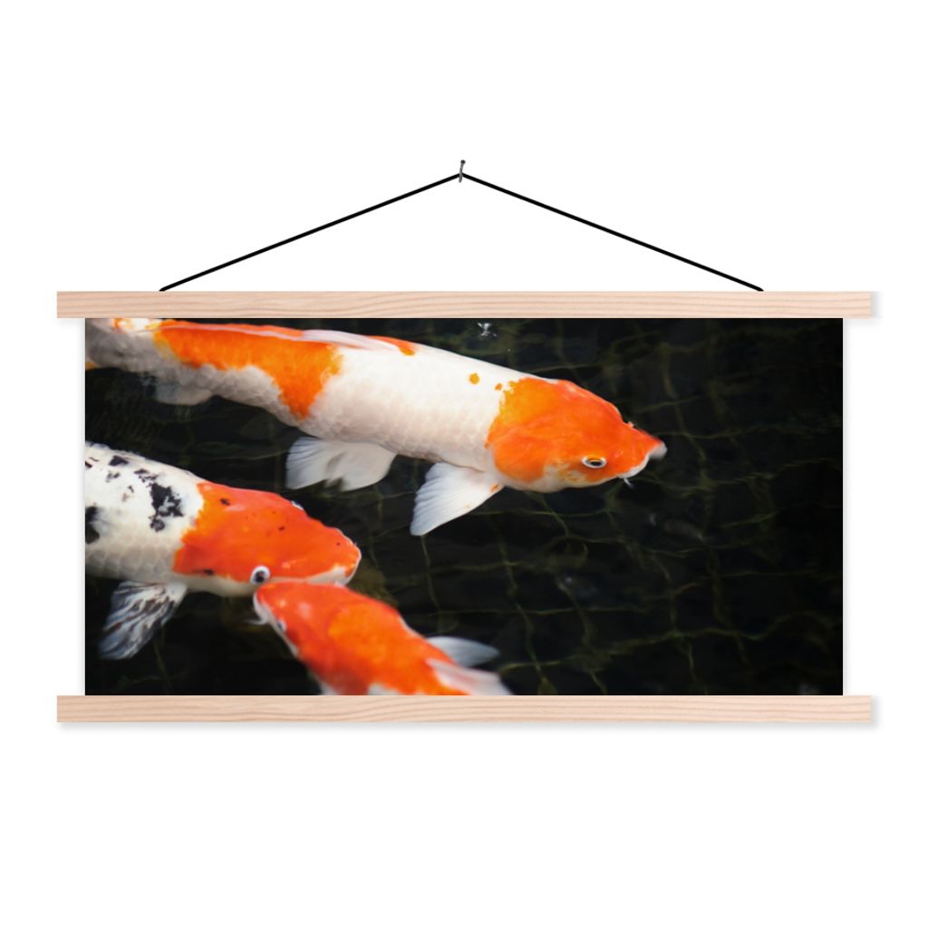MuchoWow Textilposter Koi-Karpfen in einem flachen schwarzen Teich 120x60 cm mit holzfarbenen Rahmen - Klemmleiste
