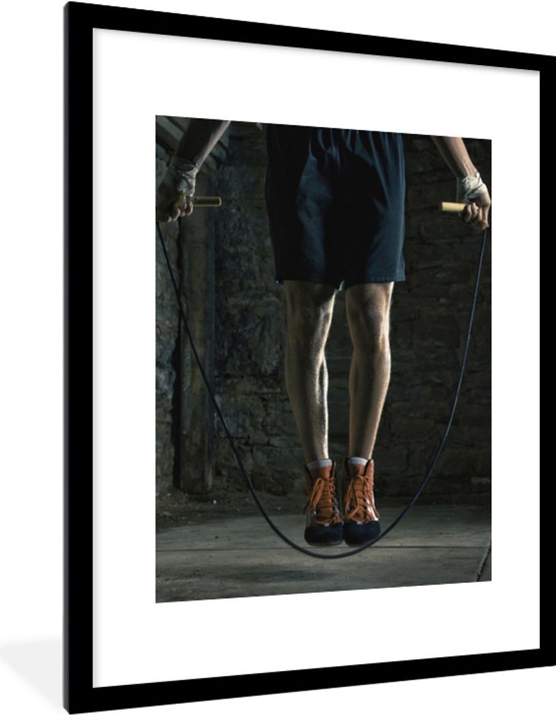 MuchoWow Gerahmtes Poster Ein weißer Boxer springt beim Fitness über ein Seil. 60x80 cm - Poster mit Schwarzem Bilderrahmen Wandposter Rahmen F...