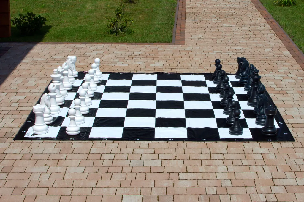 Échiquier de sol XXL 35x35 cm : fini les jeux d'échecs trop petits