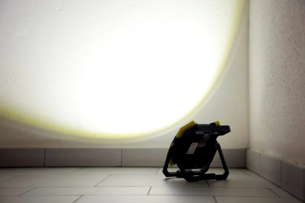 Lampe de travail LED 30W sans fil Kerbl WorkFire Pro avec batterie