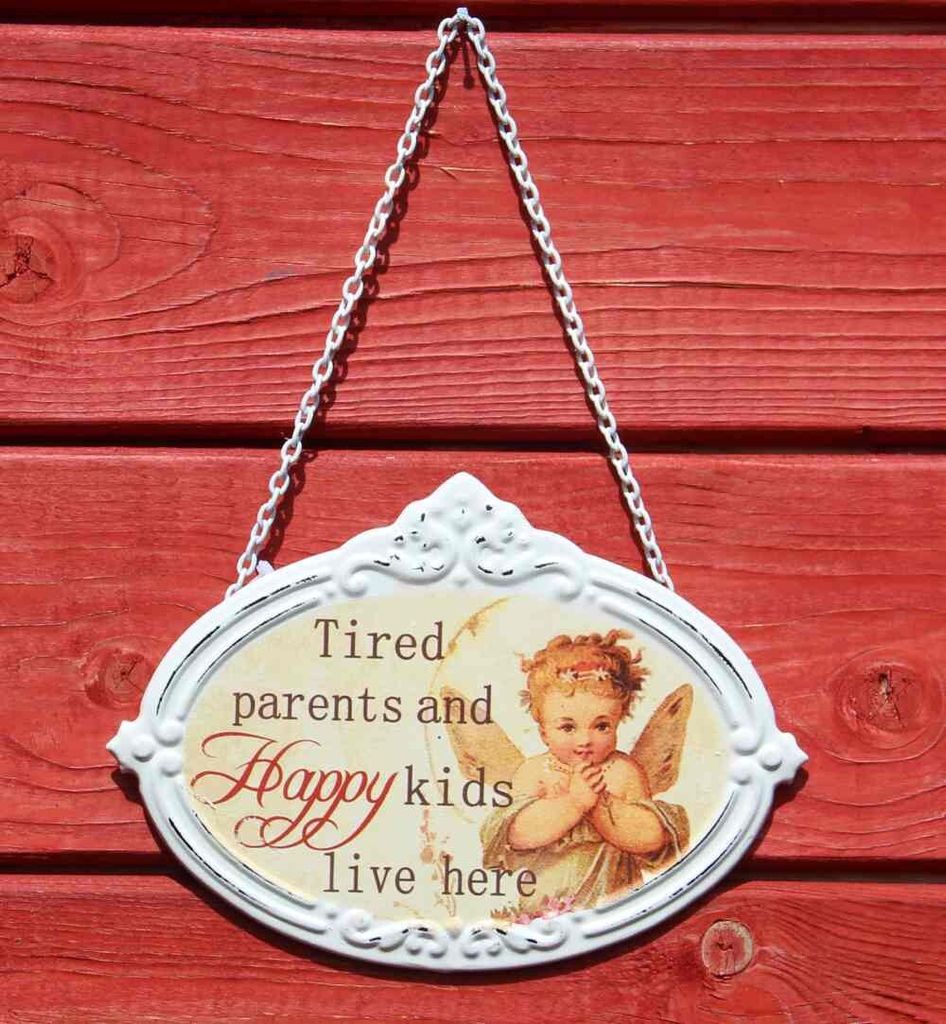 Türschild Tired Parents and happy kids live here - Schild im Antik Look - Metallschild Shabby