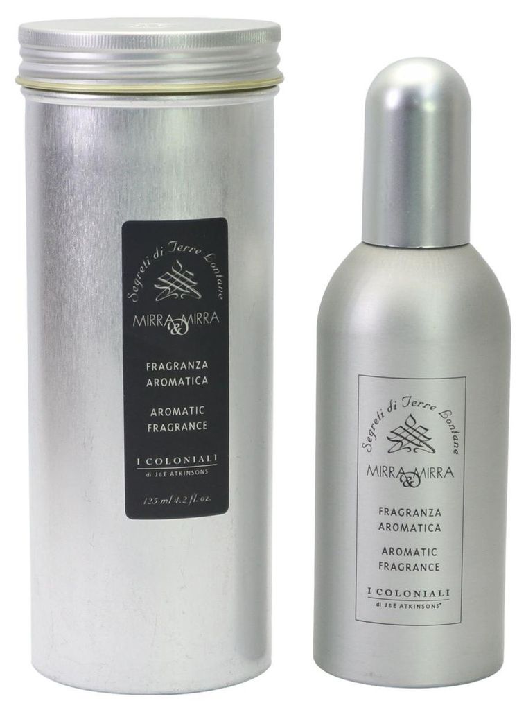 Aromatic Fragrance Mirra & Mirra im schlichten silbernen Flakon, daneben die hochwertige Aluminiumdose mit Schraubdeckel.
