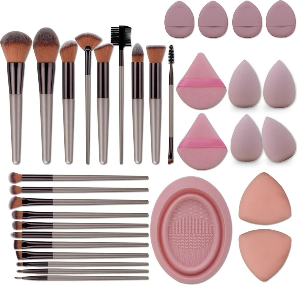 Pinceaux maquillage avec bol et éponges pour un teint parfait sans trace