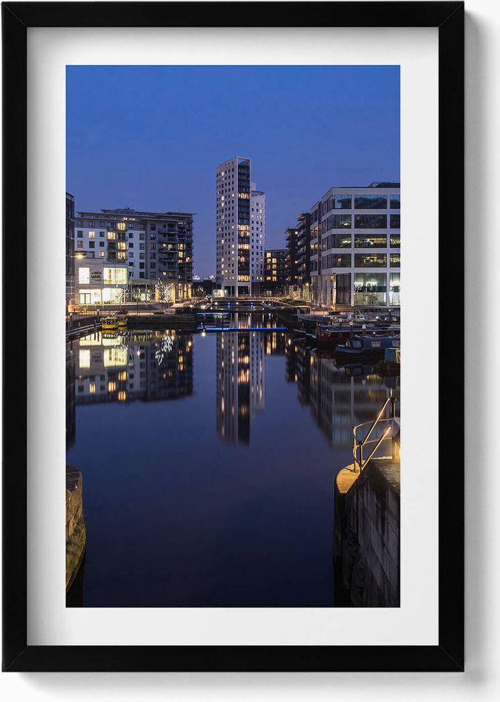 Die Stadt Leeds bei Nacht beleuchtet– Wandbild mit Rahmen – Gerahmtes Bild – Wanddekoration – 40x60 cm – Schwarz