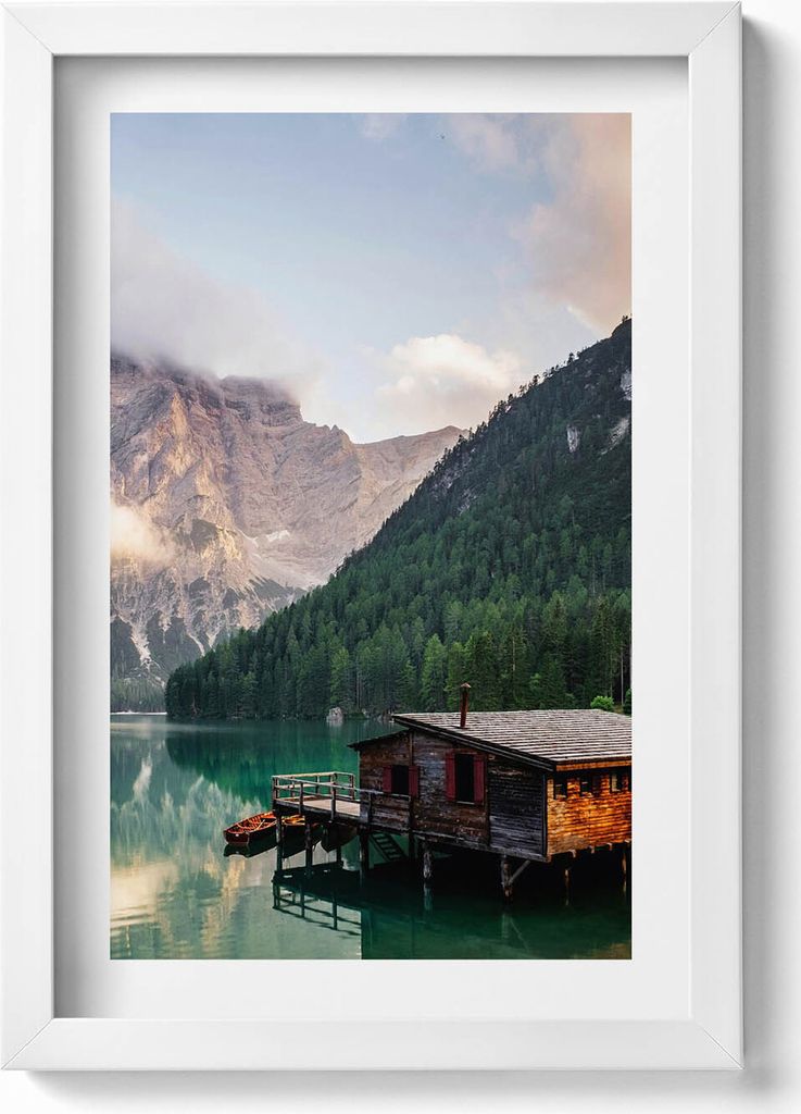Ein Haus an einem See in den Bergen– Wandbild mit Rahmen – Gerahmtes Bild – Wanddekoration – 20x30 cm – Weiß