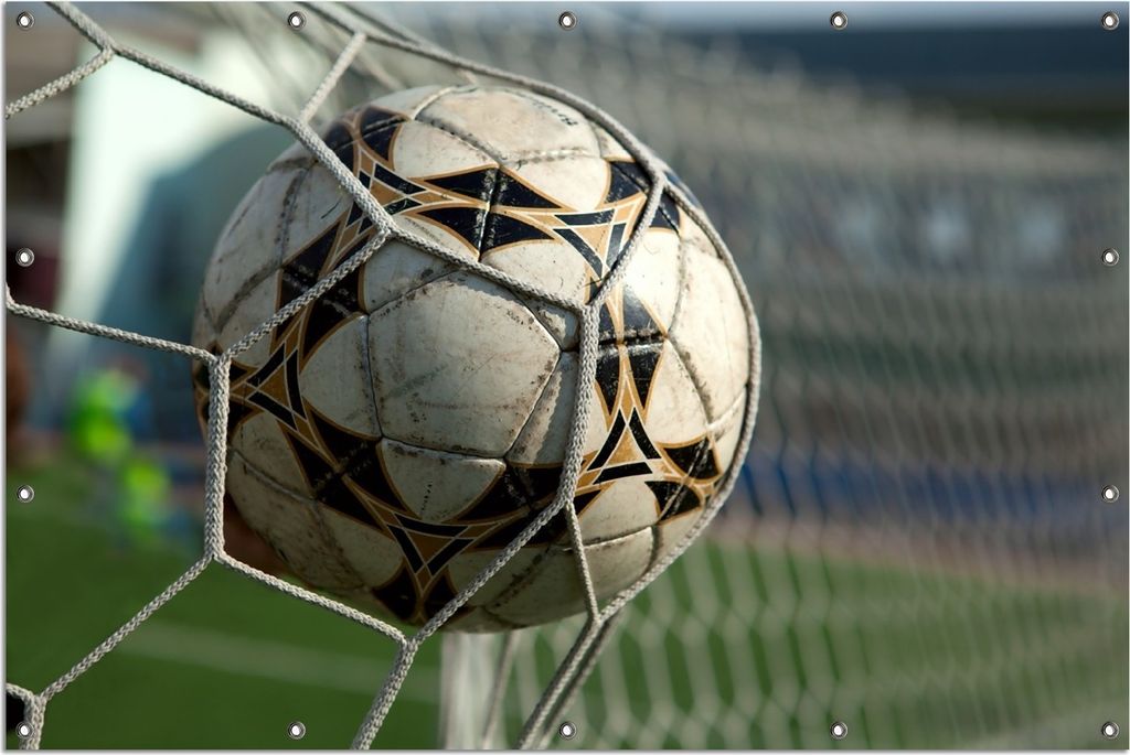 Wallario Outdoor-Poster für Garten oder Balkon, Motiv Fußball - Ball im Tor - Bolzplatz, in ca. 120 x 180 cm