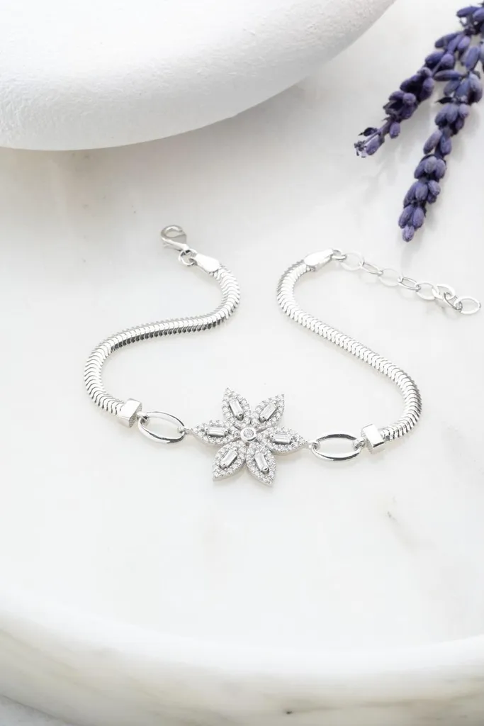 Bracelet fleur 6 pétales en argent rhodié : brillance et maille robuste