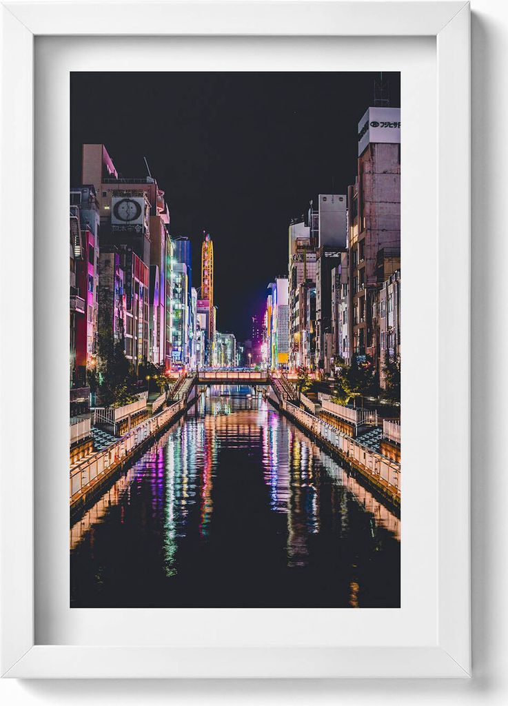Nächtliche Stadt mit Lichtreflexen im Wasser– Wandbild mit Rahmen – Gerahmtes Bild – Wanddekoration – 20x30 cm – Weiß