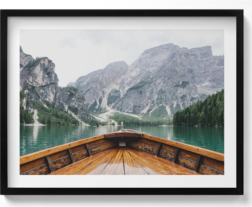 Blick von einem Boot auf einem Bergsee– Wandbild mit Rahmen – Gerahmtes Bild – Wanddekoration – 80x60 cm – Schwarz Rahmen