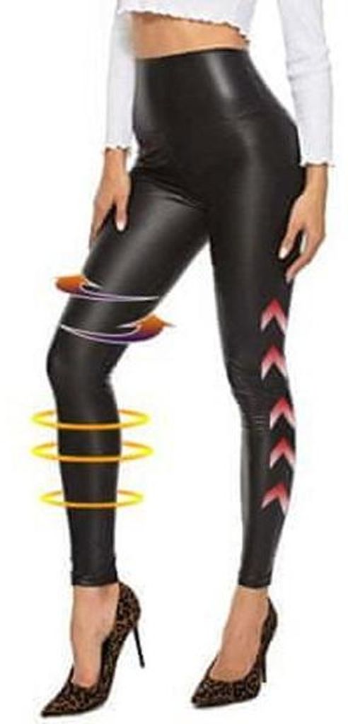 Frau trägt schwarze hoch taillierte Leggings aus Kunstleder und Leopardenmuster High Heels, mit grafischen Overlays, die Kompression und Wärme anzeigen