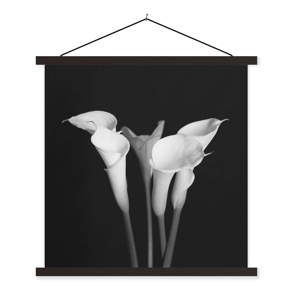 MuchoWow Textilposter Eine Nahaufnahme von Calla-Lilien-Blüten auf schwarzem Hintergrund 90x90 cm mit schwarzem Rahmen - Magnetisches