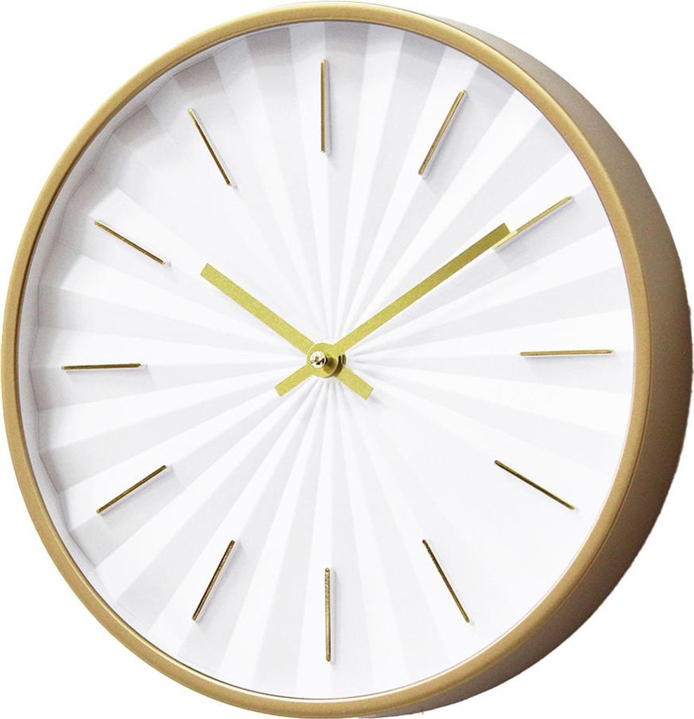 Eine schlichte digitale 3D-Wanduhr aus Platin dient als Wohnzimmerdekoration.