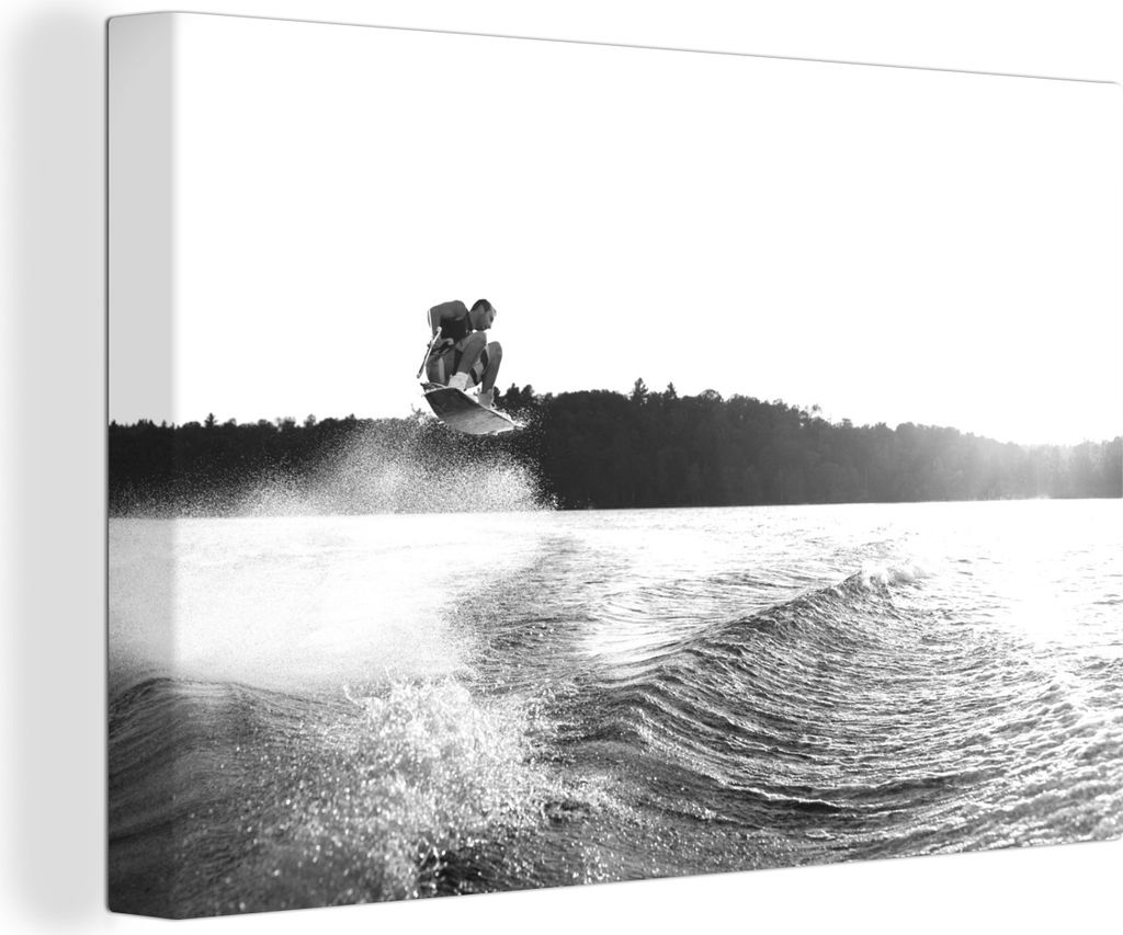 OneMillionCanvasses - Leinwandbilder - 140x90 cm, Bei Sonnenuntergang macht ein Wakeboarder einen großen Sprung - schwarz-weiß, Wandbilder Kuns...