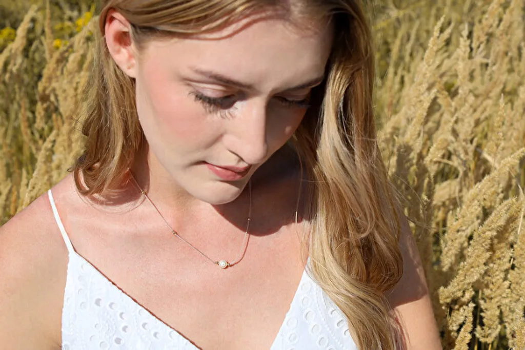 Collier fin perle de rivière véritable - Finition artisanale dorée