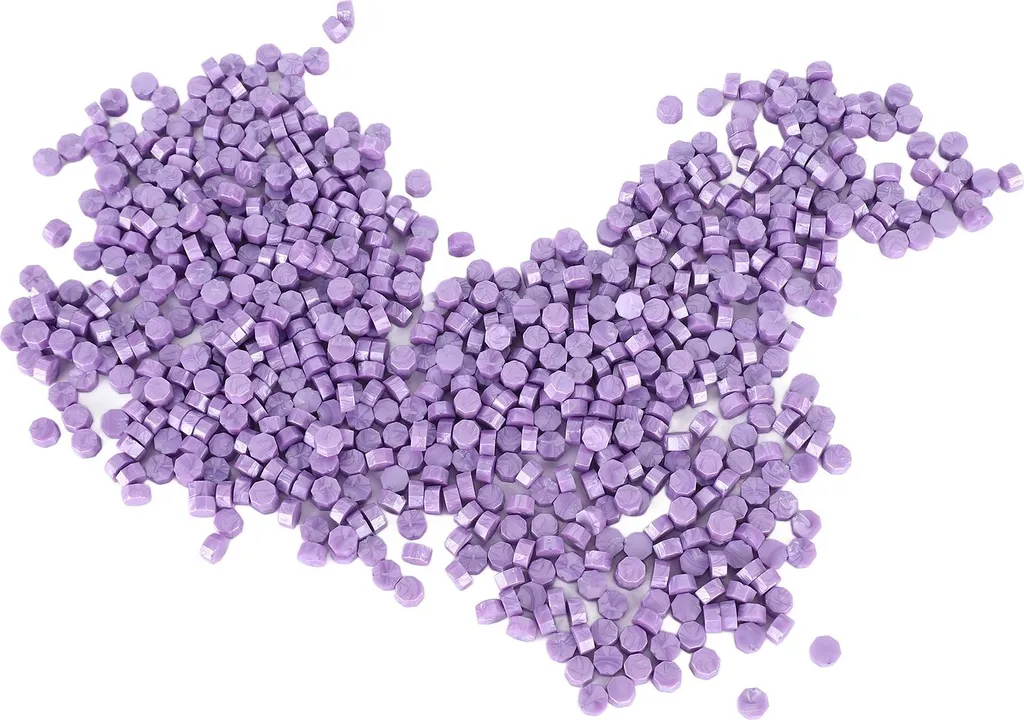 Sceller des enveloppes avec les perles de cire violettes pour invitations - 2