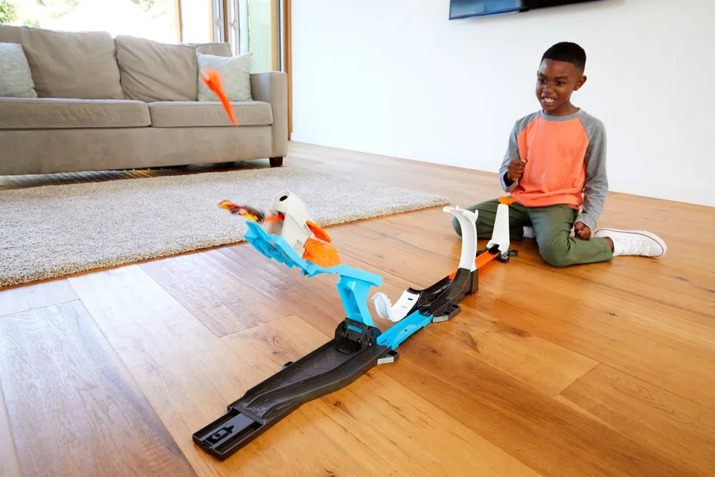 Hot Wheels Lancement de Fusée avec Cascade Transformable et Circuit 3en1 - 15