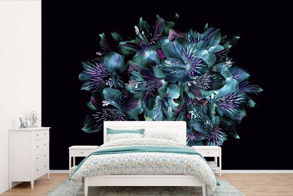 MuchoWow Fototapete für Wohnzimmer oder Schlafzimmer Wandtapete Vinyl Motivtapete Eine Nahaufnahme von peruanischen Lilien auf schwarzem Hinterg...