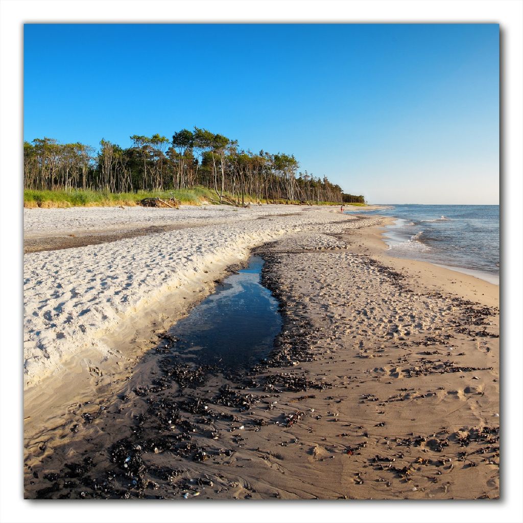 Wallario selbstklebende Möbelfolie/ Tischdecke für Innen und Außen, Größe: 70 x 70 cm - Einsamer Strand am Meer - Blauer Himmel