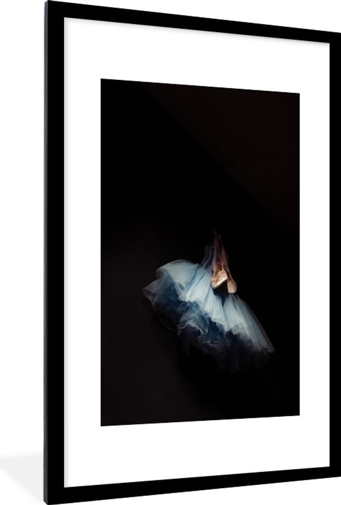 MuchoWow Gerahmtes Poster Hängendes Tutu und Ballettschuhe 60x90 cm - Poster mit Schwarzem Bilderrahmen Wandposter Rahmen Foto Bilder - Dekorati...