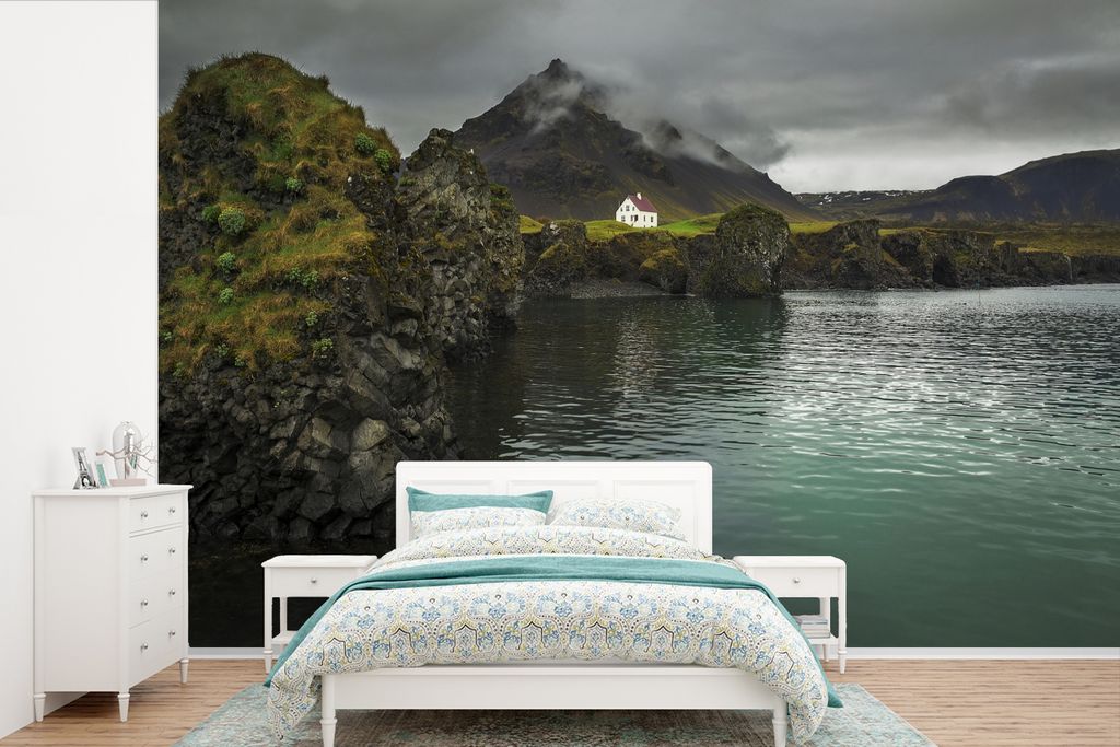 MuchoWow Fototapete für Wohnzimmer oder Schlafzimmer Wandtapete Vinyl Motivtapete Ein kleines Haus oberhalb von Arnarstapi bei Island - 420x280 ...