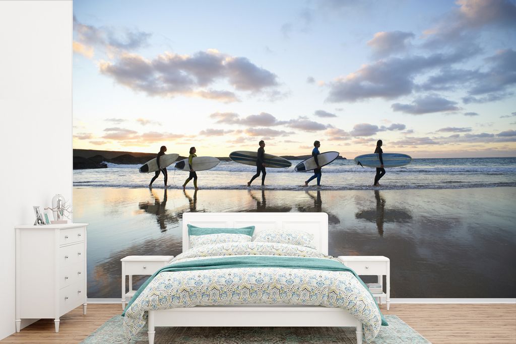 MuchoWow Fototapete für Wohnzimmer oder Schlafzimmer Wandtapete Vinyl Motivtapete Surfer am Strand - 600x400 cm - Vinyltapeten