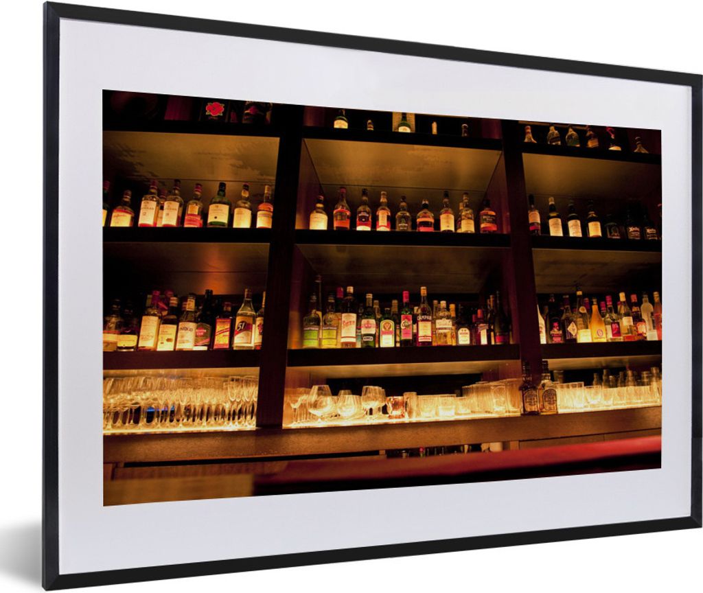 MuchoWow Gerahmtes Poster Trinkflaschen auf und über der Bar 60x40 cm - Poster mit Schwarzem Bilderrahmen Wandposter Rahmen Foto Bilder - Schlaf...