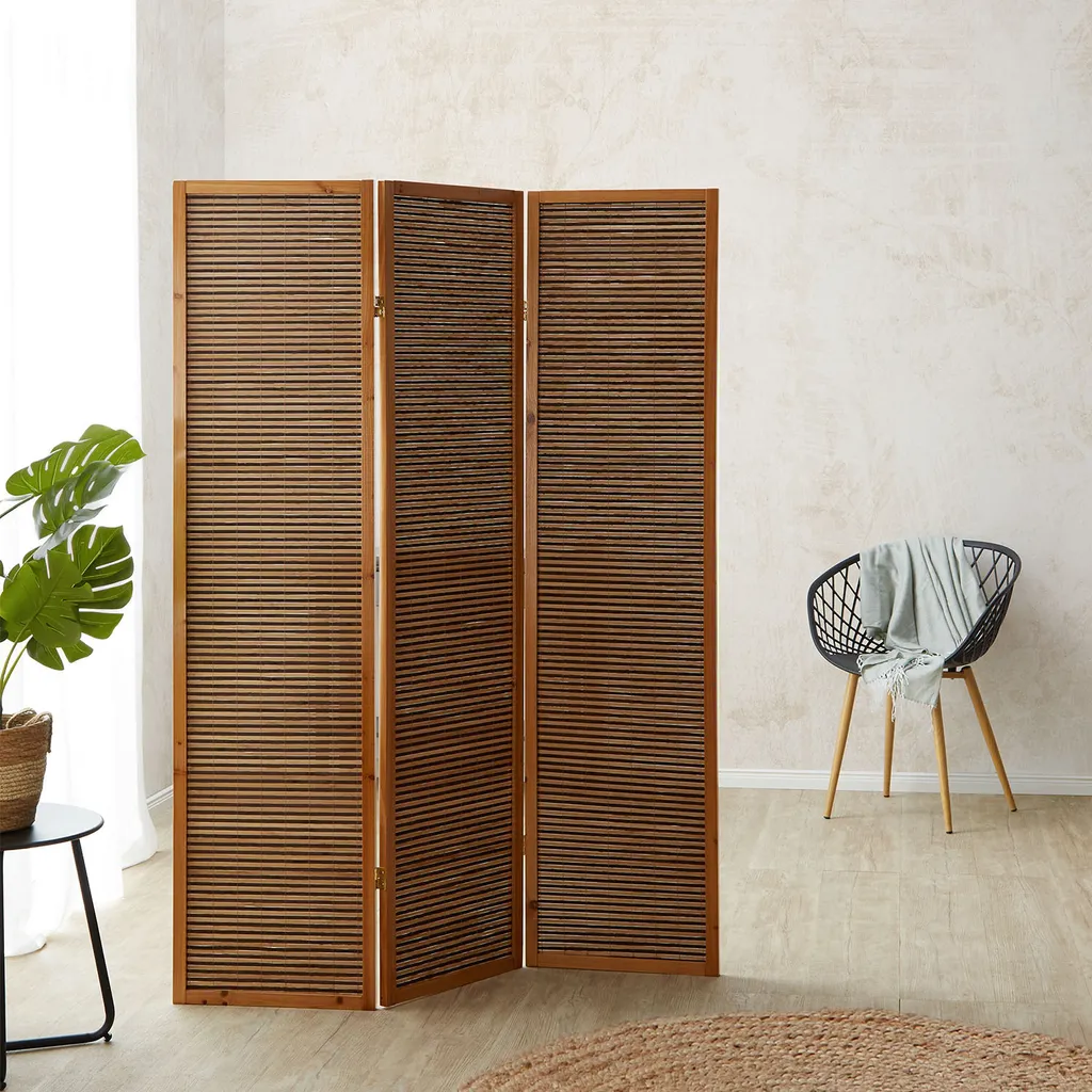 Paravent bois en brun avec bambou pour créer un coin bureau isolé