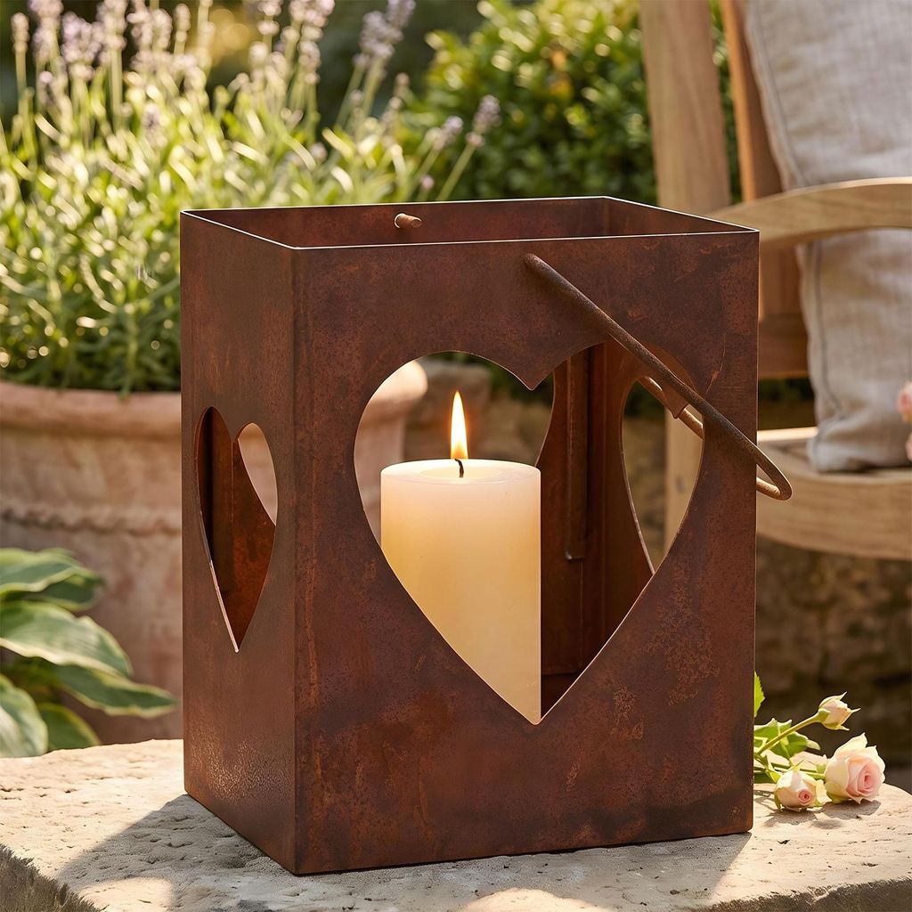 Windlicht Herz 28cm Gartenleuchte aus Eisen in Rostoptik Laterne mit Henkel & Glas für Garten Balkon Terrasse Rostdeko Braun