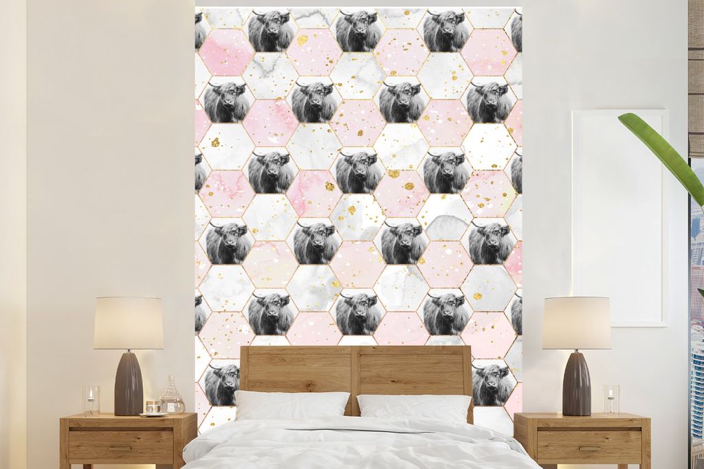 MuchoWow Fototapete für Wohnzimmer oder Schlafzimmer Wandtapete Vinyl Motivtapete Schottischer Highlander - Marmor - Rosa - 145x220 cm - Wanddek...