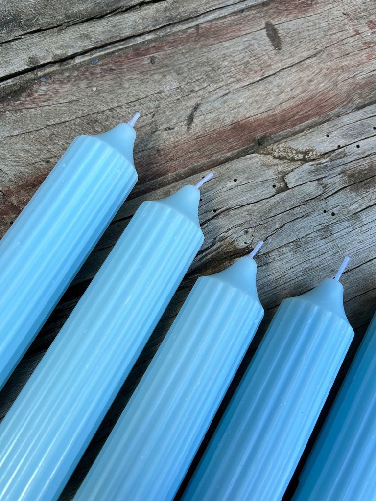 9er Pack Stabkerzen Hellblau mit Rillen H:15,5 cm Ø:3,2 cm Brenndauer 9 Std.