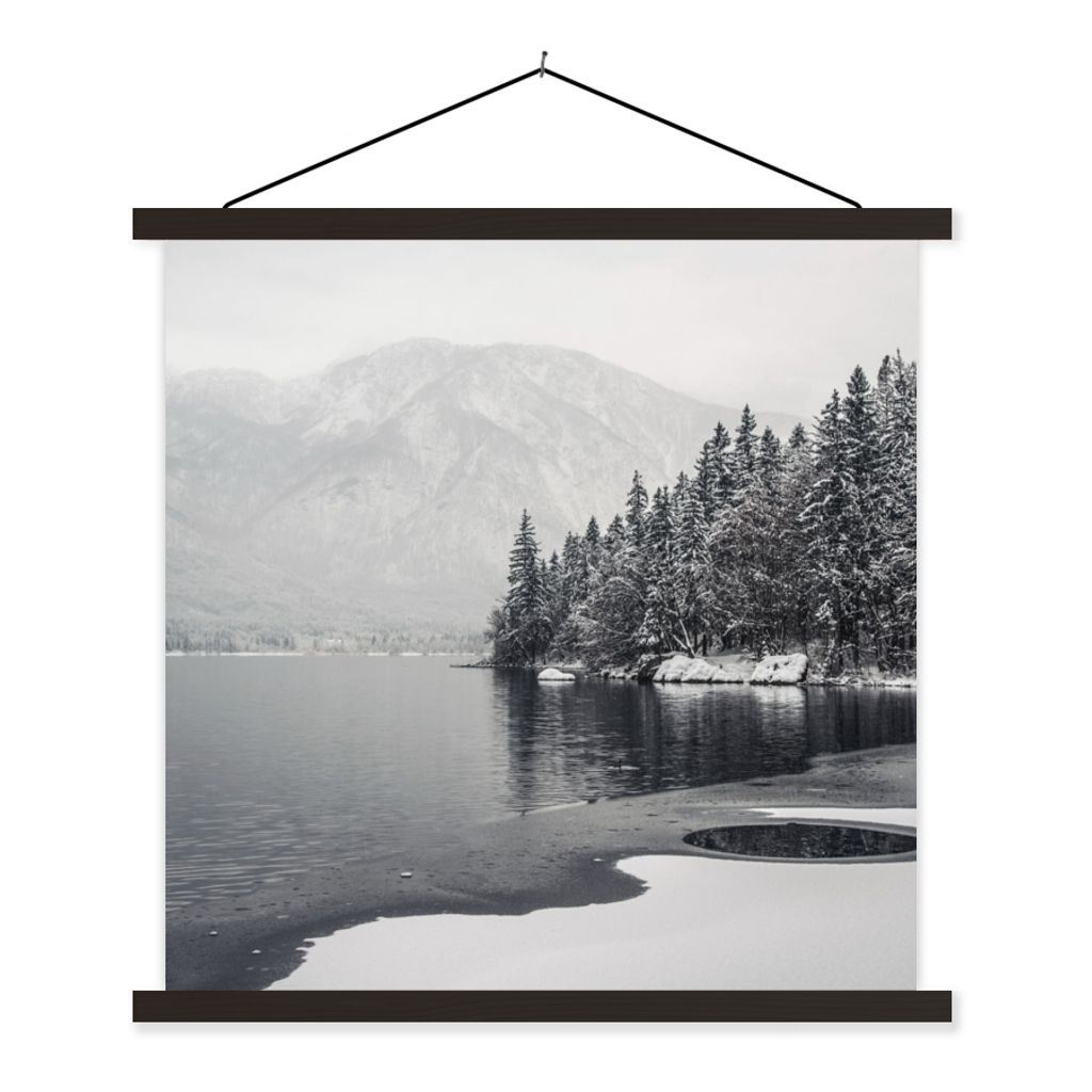 MuchoWow Textilposter Wasser - Winter - Natur - Kiefernbaum 90x90 cm mit schwarzem Rahmen - Magnetisches
