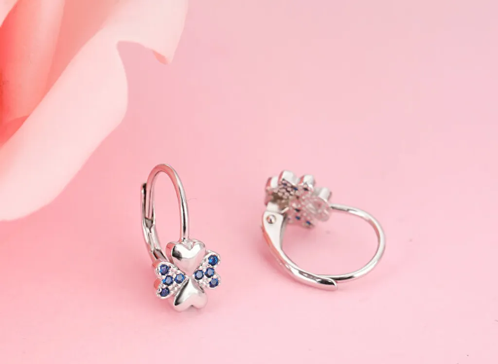 Boucles d'oreilles trèfle argentées E0000570 avec zircons bleus