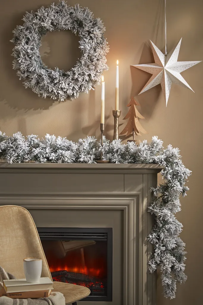 Couronne de Noël Dinsmore 60cm en PVC et Aiguilles Dures Effet Enneigé
